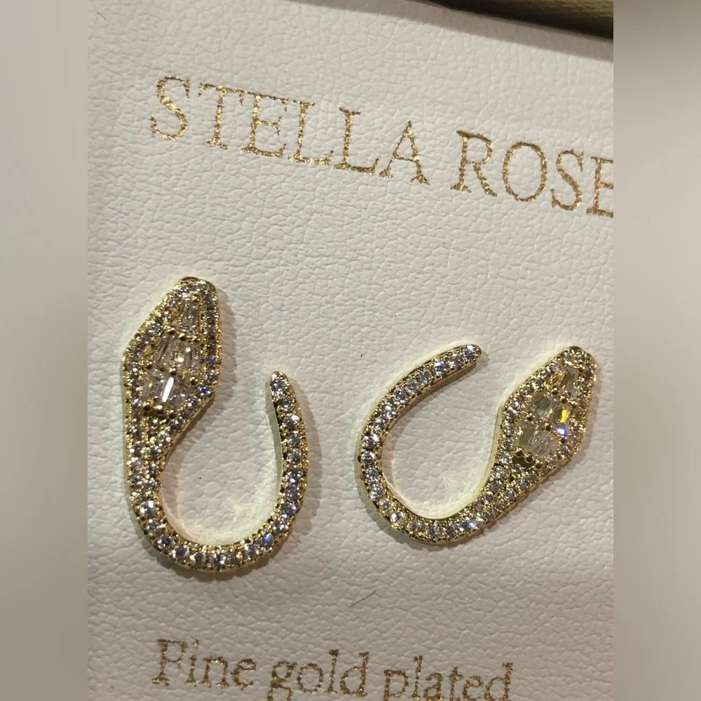 N/A curved serpent stud